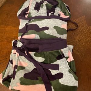 Two piece Simply Vera Wang Velour Sweatsuit
